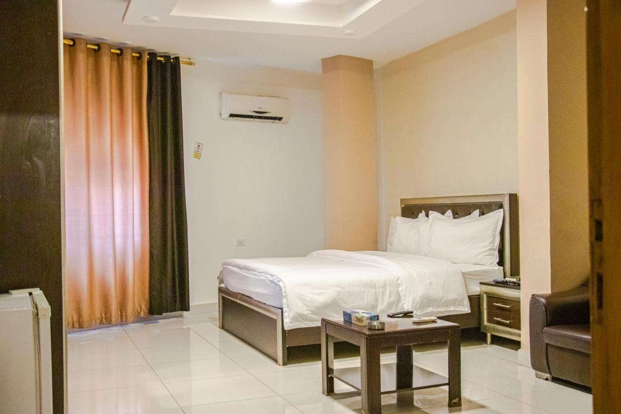Hotel Sara Crown